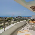 Split-Level Apartment With Spa & Private Rooftop
