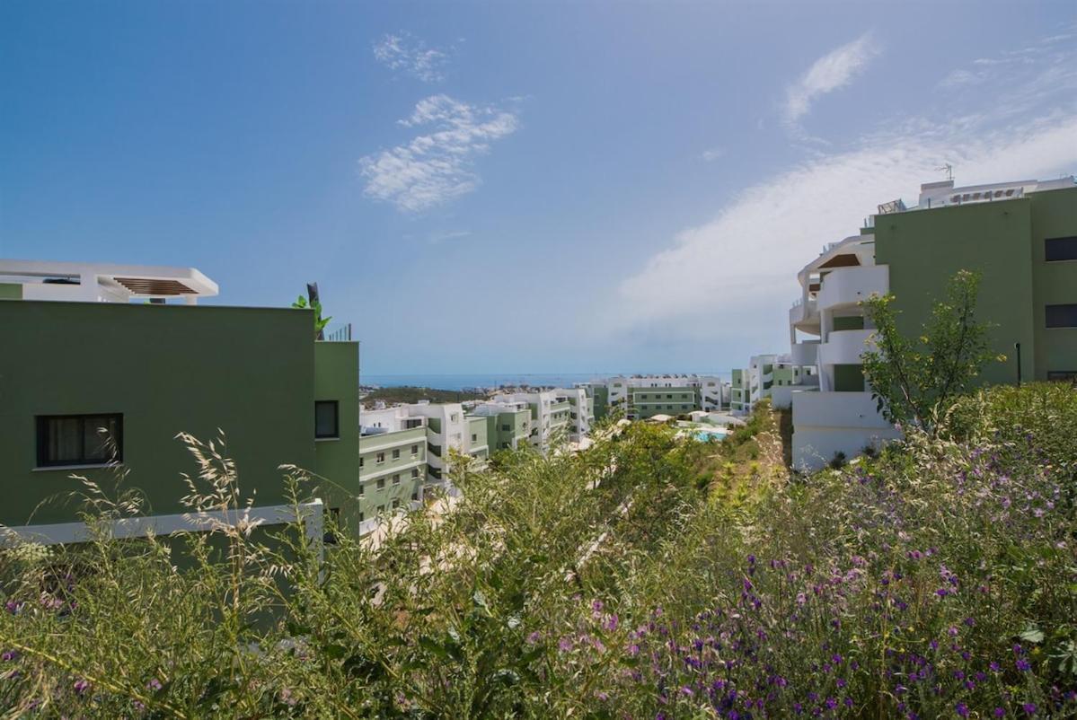 Split-level With & Private Rooftop *